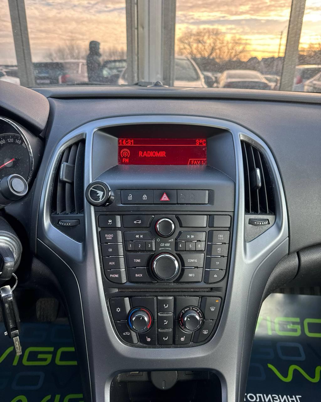 Opel Astra J · Рестайлинг , 2013 г., механика, бензин - фото 16