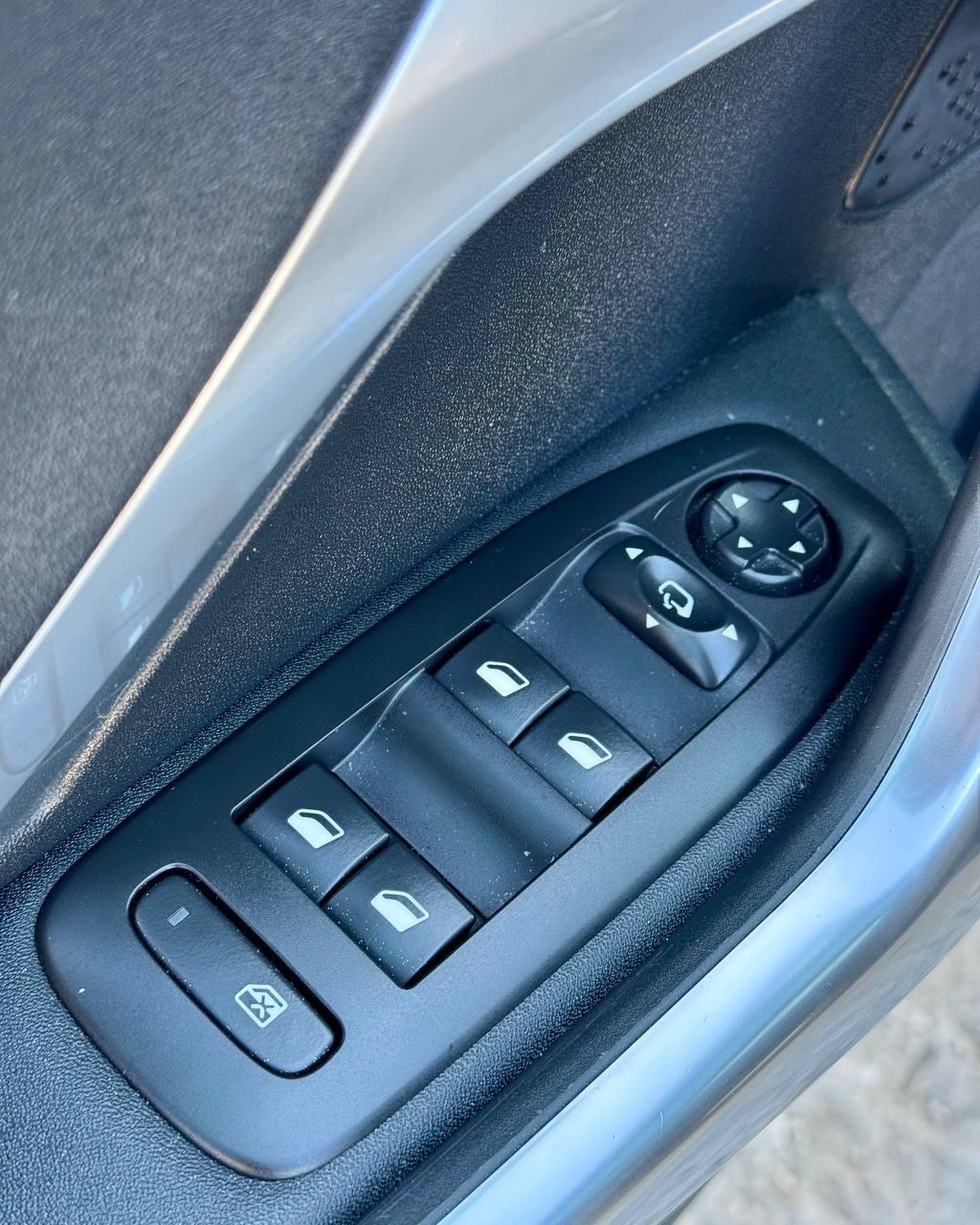 Peugeot 2008 I · Рестайлинг , 2017 г., механика, бензин - фото 18