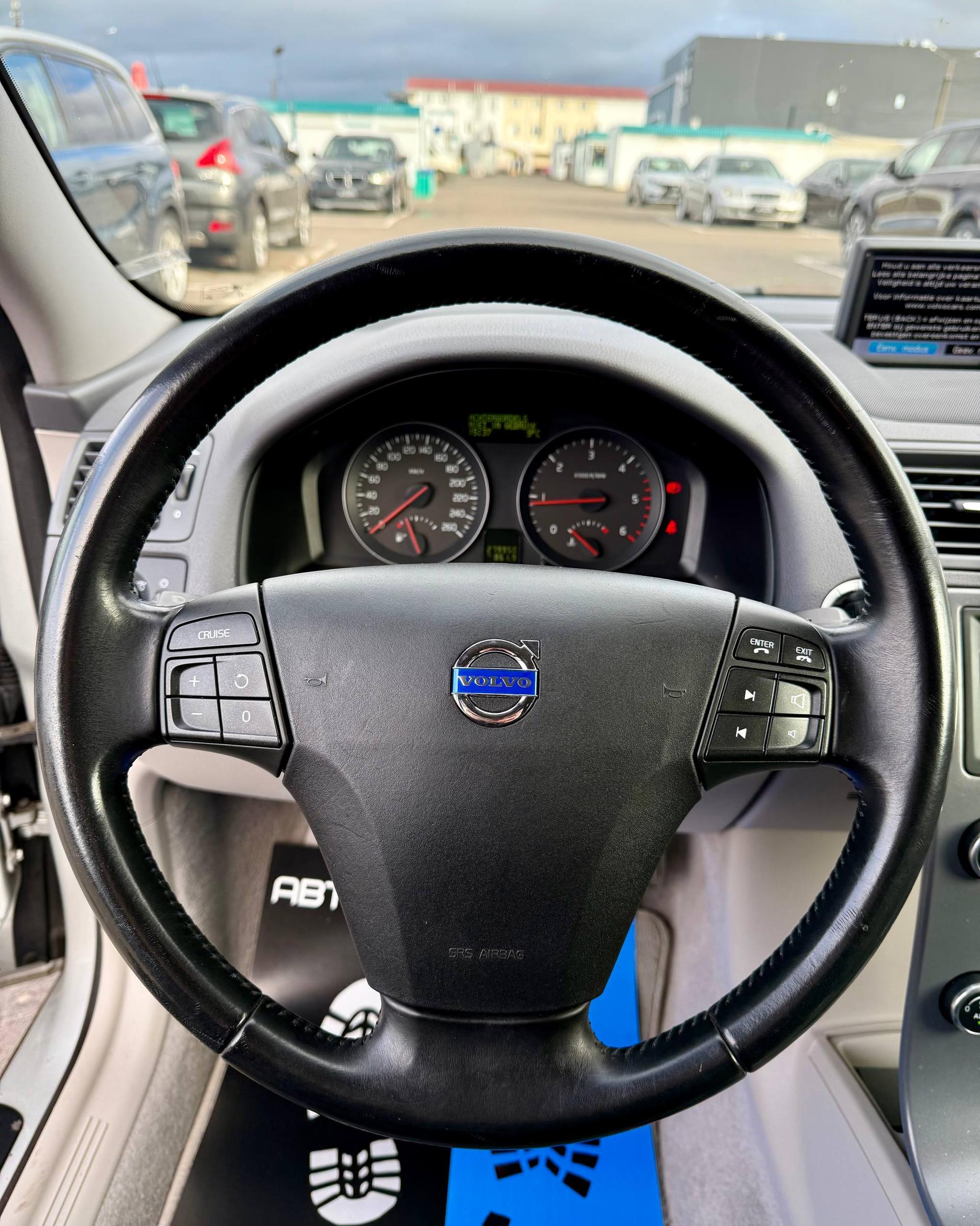 Volvo V50 I · Рестайлинг , 2010 г., механика, дизель - фото 11