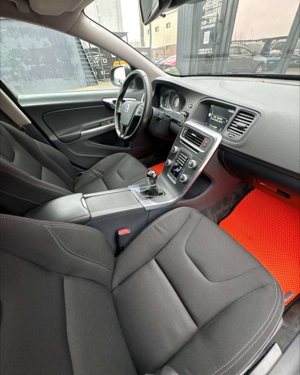 Volvo V60 I · Рестайлинг , 2015 г., механика, дизель - фото 10