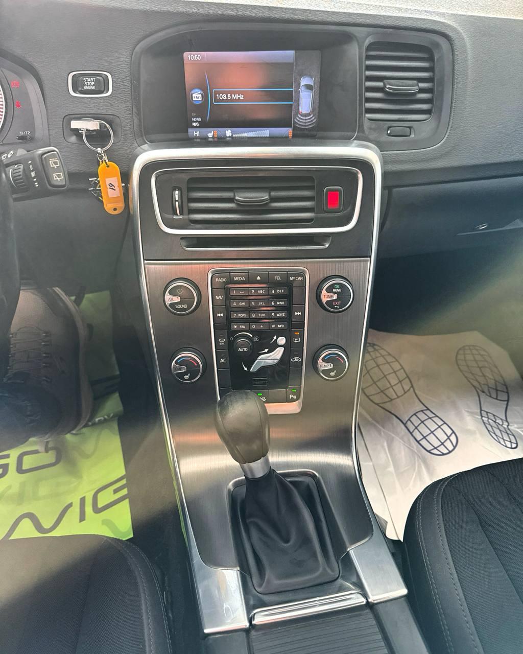 Volvo V60 I , 2011 г., механика, дизель - фото 13