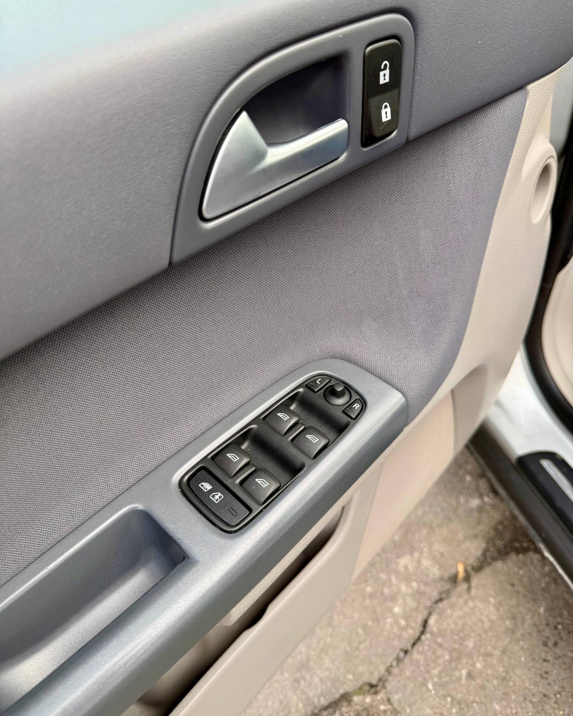 Volvo V50 I · Рестайлинг , 2010 г., механика, дизель - фото 9