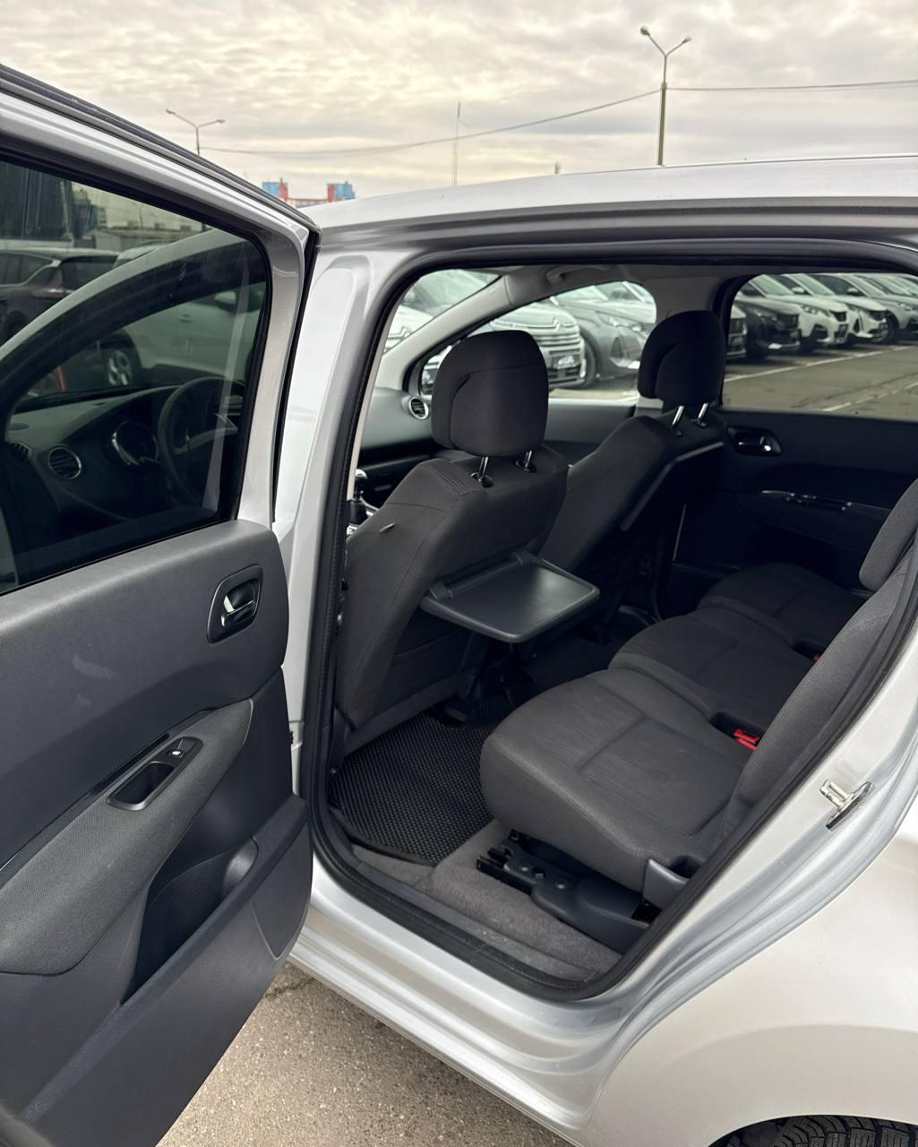 Peugeot 5008 I · Рестайлинг , 2014 г., механика, дизель - фото 12