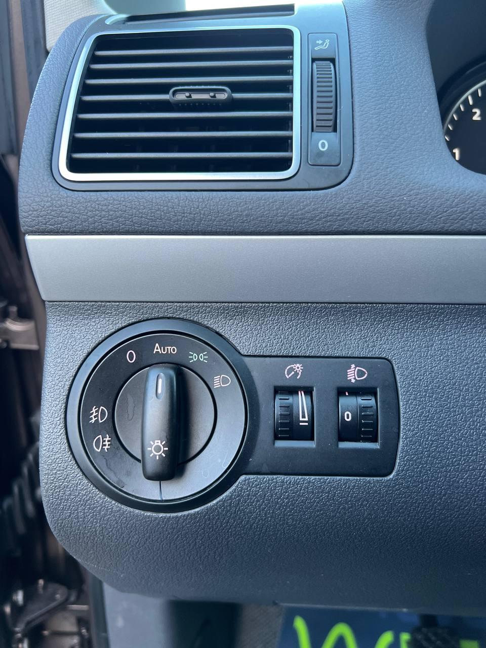 Volkswagen Touran I · 2-й рестайлинг , 2012 г., механика, дизель - фото 11