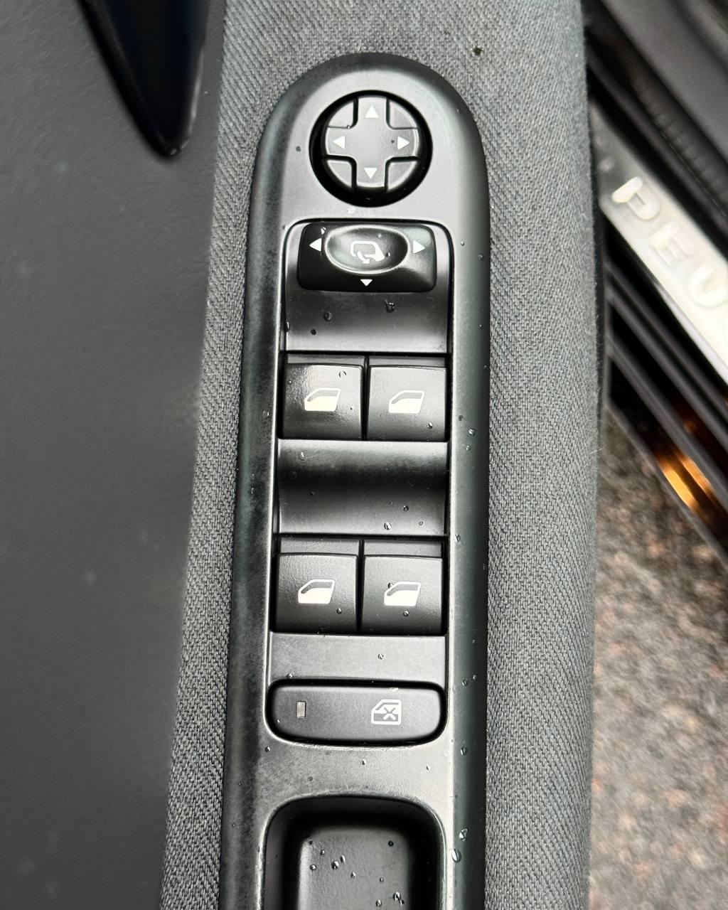 Peugeot 5008 I · Рестайлинг , 2015 г., механика, дизель - фото 16