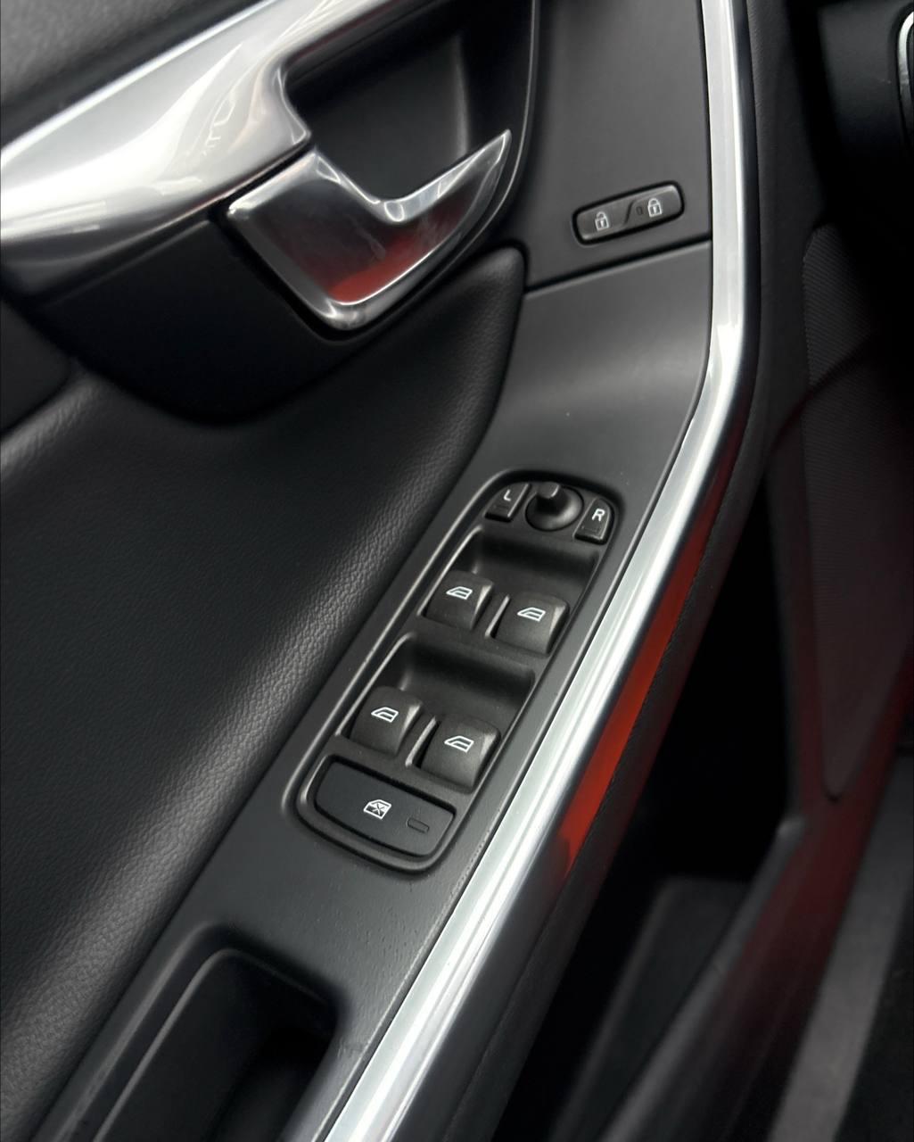 Volvo V60 I · Рестайлинг , 2015 г., механика, дизель - фото 17