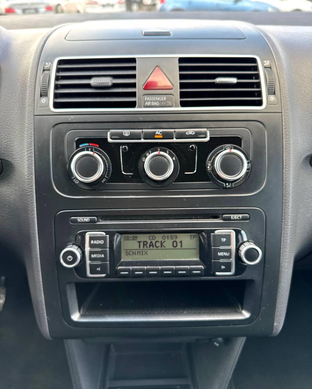 Volkswagen Touran I · 2-й рестайлинг , 2010 г., механика, дизель  - фото 13