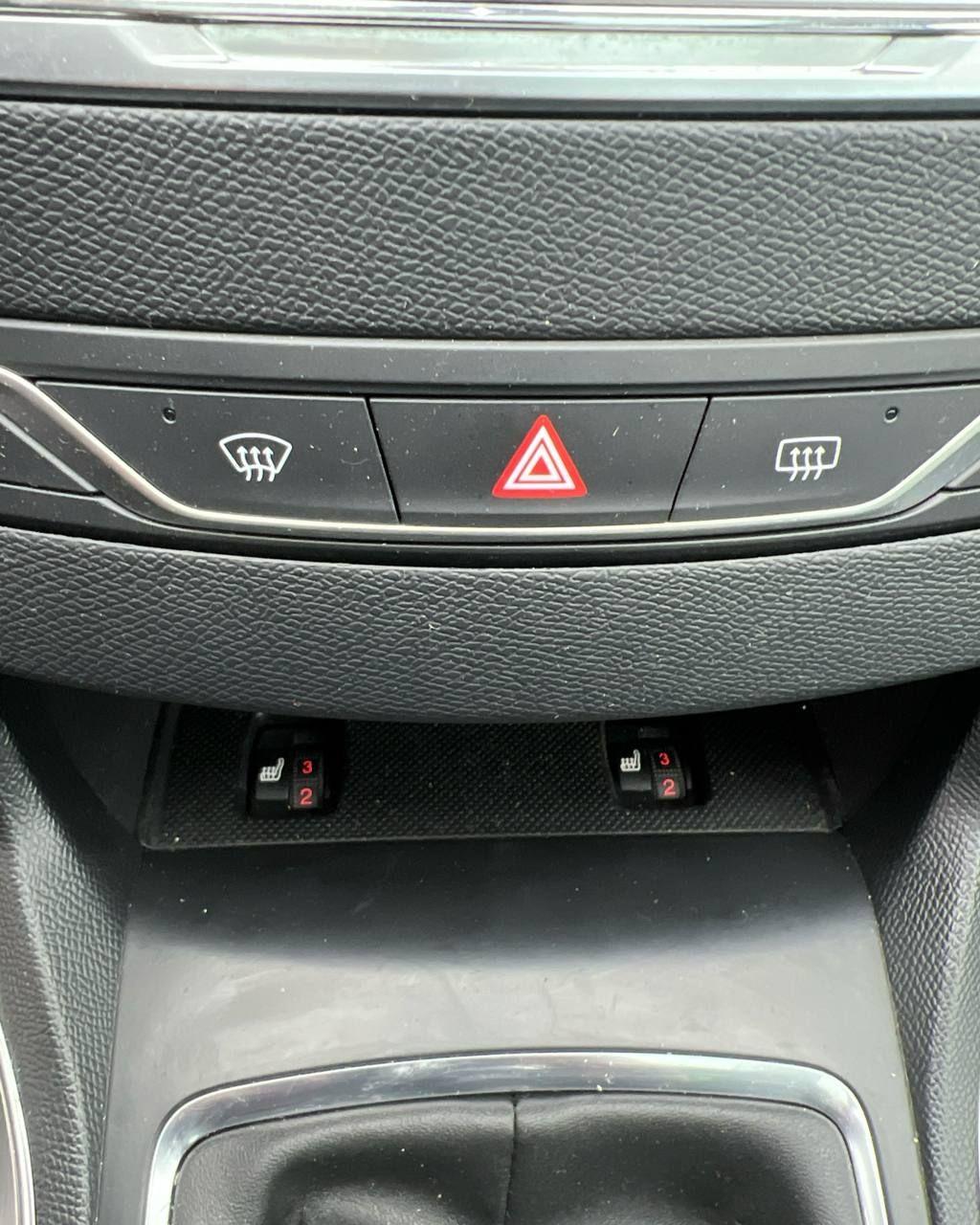 Peugeot 308 T9 · Рестайлинг , 2018 г., механика, бензин - фото 15