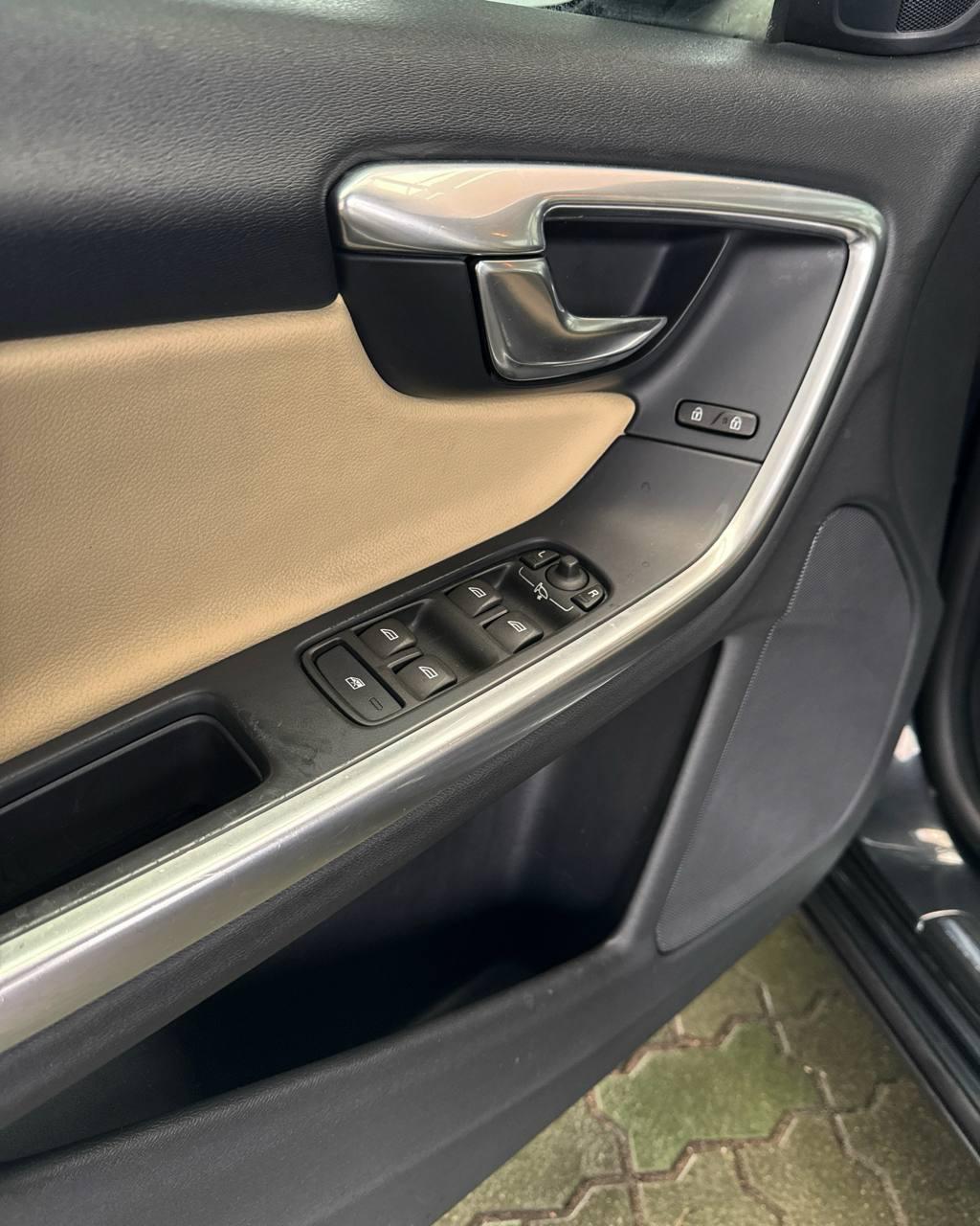 Volvo V60 I · Рестайлинг , 2015 г., механика, дизель - фото 9