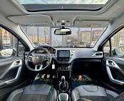 Peugeot 2008 I · Рестайлинг , 2017 г., механика, бензин - фото 9